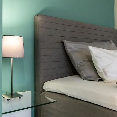West Aparthotel *